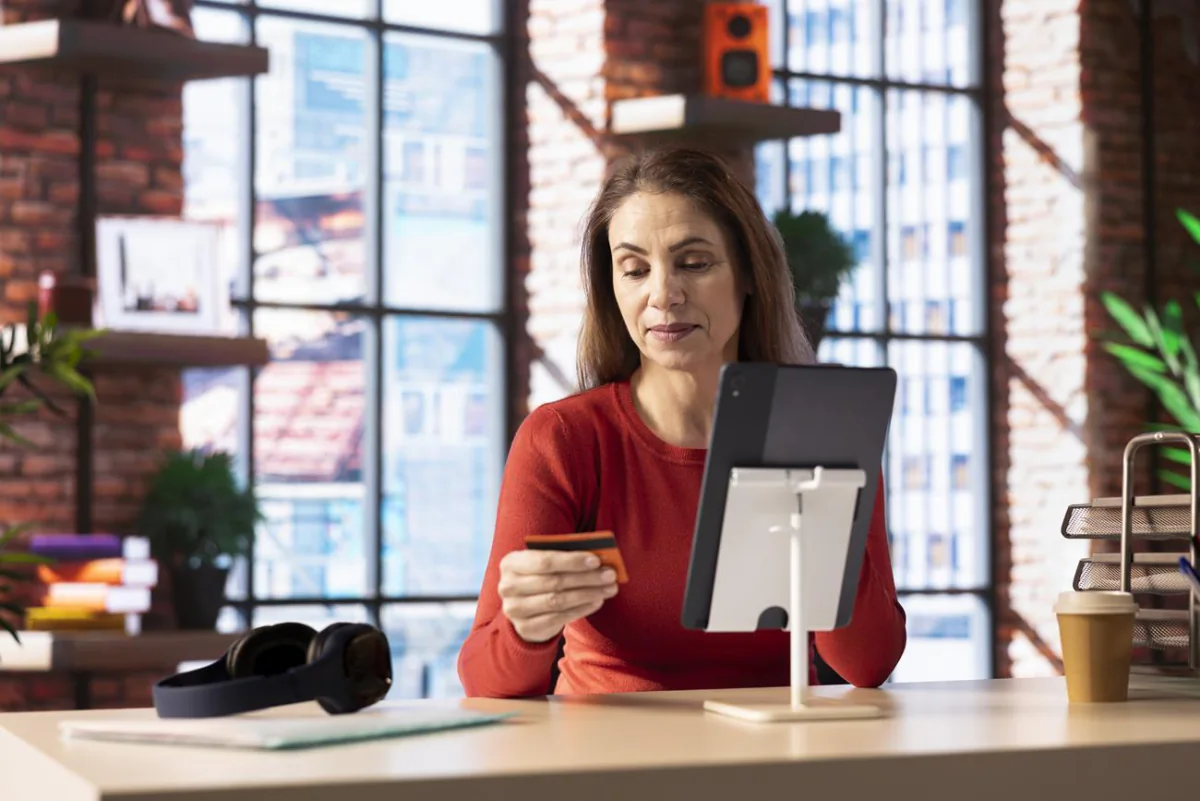 Tela de checkout de alta conversão em notebook e celular