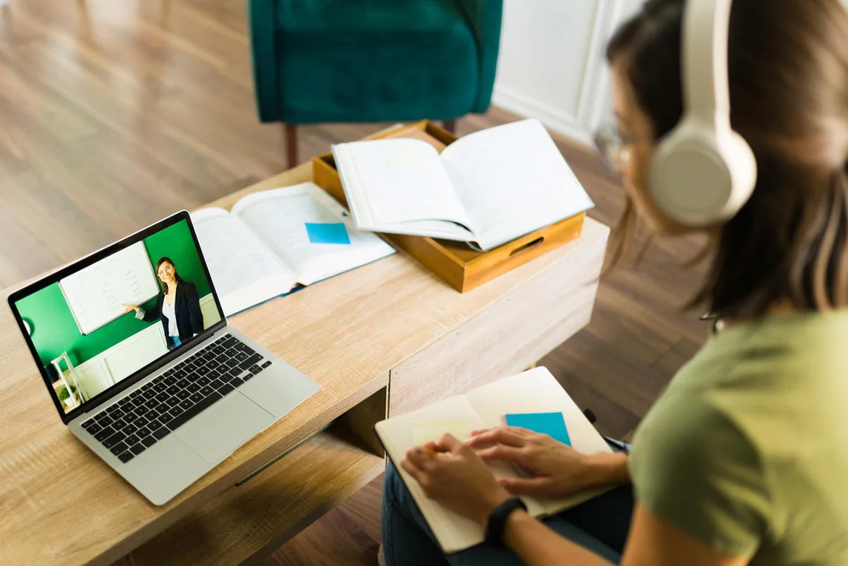 Produtor gravando aulas de um curso online no computador